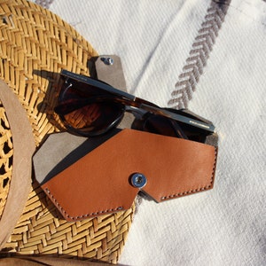 étui à lunettes moderne en cuir fait main, étui en cuir unique pour lunettes de soleil en gris cognac ou gris bleu image 5