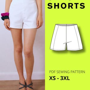 Pode incluir: Cal&ccedil;&otilde;es brancos de cintura alta com um top a condizer. A imagem inclui um diagrama dos cal&ccedil;&otilde;es e o texto "CIVIC SHORTS" e "PDF SEWING PATTERN XS - 3XL" num fundo verde lima. A modelo usa sand&aacute;lias de plataforma.