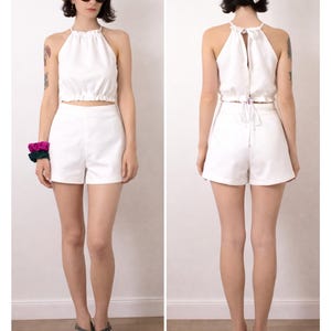 K&ouml;nnte beinhalten: Ein Set aus drei Keramikbechern mit gesprenkelter, matter Oberfl&auml;che. Die Becher sind in den Farbt&ouml;nen Creme, Hellgrau und Dunkelgrau gehalten. Jeder Becher hat ein schlichtes, minimalistisches Design, ideal f&uuml;r Kaffee oder Tee.