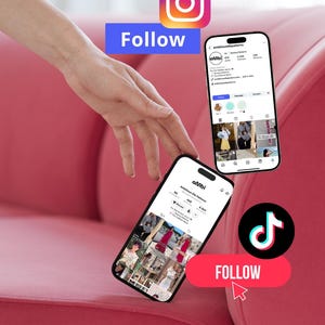 Pode incluir: Um sof&aacute; rosa com dois smartphones exibindo perfis de m&iacute;dia social. Os logotipos do Instagram e TikTok s&atilde;o vis&iacute;veis, juntamente com a palavra "Follow" em um bot&atilde;o azul e vermelho. A marca "ambi" tamb&eacute;m &eacute; vis&iacute;vel.