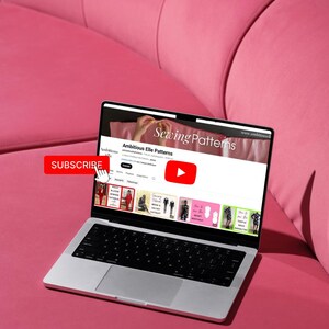 Pode incluir: Um laptop prateado exibindo um site intitulado "Sewing Patterns" em um sof&aacute; rosa. Um bot&atilde;o vermelho "SUBSCRIBE" e um bot&atilde;o de reprodu&ccedil;&atilde;o do YouTube s&atilde;o vis&iacute;veis. O site &eacute; para "Ambitious Elle Patterns". O logotipo da Ambi est&aacute; na parte inferior.