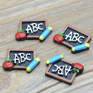 10 Stück Harz flache Rückseite „ABC“ Tafel-Harz Zurück zu Schule Sammelalbum Cabochons-Puppenhaus Schule Tafel
