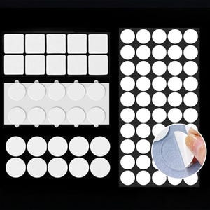 Può includere: Una collezione di adesivi bianchi in varie forme, tra cui quadrati e cerchi, disposti su uno sfondo nero. Gli adesivi sono presentati in fogli, alcuni con un design staccabile. Un primo piano mostra un adesivo che viene staccato.