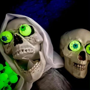 Bola saltarina con forma de globo ocular que brilla en la oscuridad, suministros de Halloween, bola luminosa de miedo para Halloween, juguetes para niños, regalo, globos oculares falsos, decoración, 30 mm