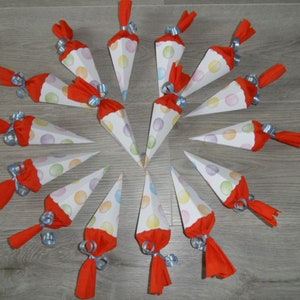 Angebot !!!! 16 Kreise Dots   Deko Schultüten Zuckertüten Einschulung Tischdeko Geschenkverpackung 1 Schultag AD031