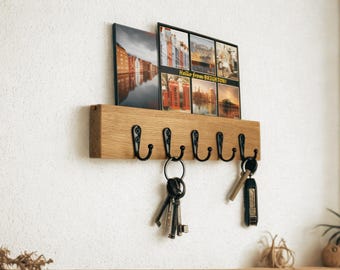 Key rack with postcard slot with black hooks
