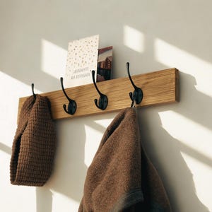 Perchero de roble, perchero de pared, con ranura para cartas, porta postales, gancho negro