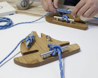 Knot board in the shape of a sailboat – your key to a successful boat license
