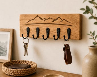 Oak key rack with mountain panorama engraving | Solid wood, handcrafted | Key rack with black hooks | Gift for mountain lovers | Wood Shop