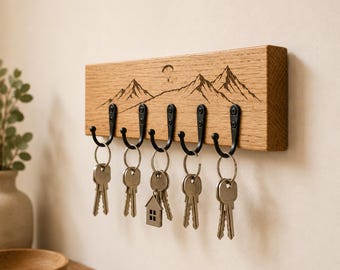 Oak key rack with paraglider engraving – mountain landscape & paraglider – customizable