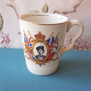 Vintage Commemorative mug for Queen Elizabeth&#39;s  Coronation in 1953-Decorated with Queen Elizabeth, flags, mottos, 10cms tall
