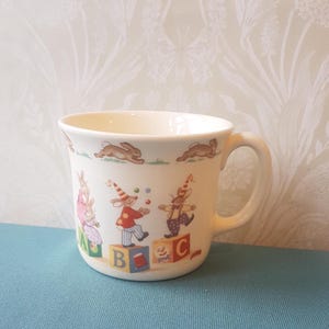 Tazza per bambini Vintage Bunnykins - porcellana bone china Royal Doulton - Made in England - decorazione coniglio - 8 cm di altezza, 8,5 cm di diametro.