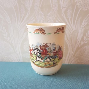Royal Doulton &#39;Bunnykins&#39; Tumbler/Mug - Giovani coniglietti che giocano - Porcellana da collezione per bambini - 9 cm di altezza
