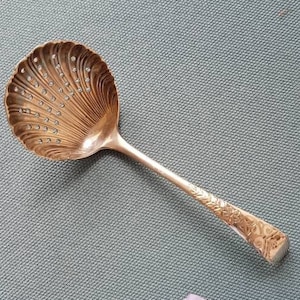 Vintage Zuckersieb Löffel - versilbert - muschelförmige und durchbrochene Schüssel - Blumen verzierter Griff frühe 20thC-105cms lang