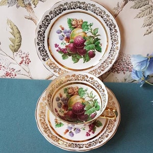 Vintage Ashley Fine Bone China Tea trio Fruitpatroon Geel met 22 kt gouden rand Fijn bone china-Gemaakt in Engeland afbeelding 1