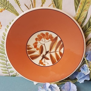 Prato Vintage Royal Copenhagen - Bagas e folhas de espinheiro - Borda de laranja - Nils Thorsson Design dinamarquês - Datado de 1950 - 21 cm de diâmetro.