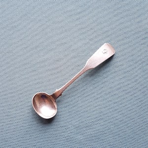 Colher de mostarda escocesa antiga de prata - Colher vitoriana - Marcado Glasgow 1851 - Design de fundo de violino - Finlay & Field, Glasgow - 10,5 cm de comprimento