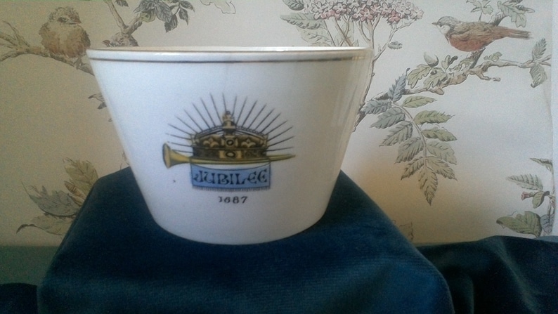 Queen Victoria/'s jubilee 1887 6.5 cms tall 10 cms diameter.. Transfer printed and hand coloured Rare Commemorative bowl