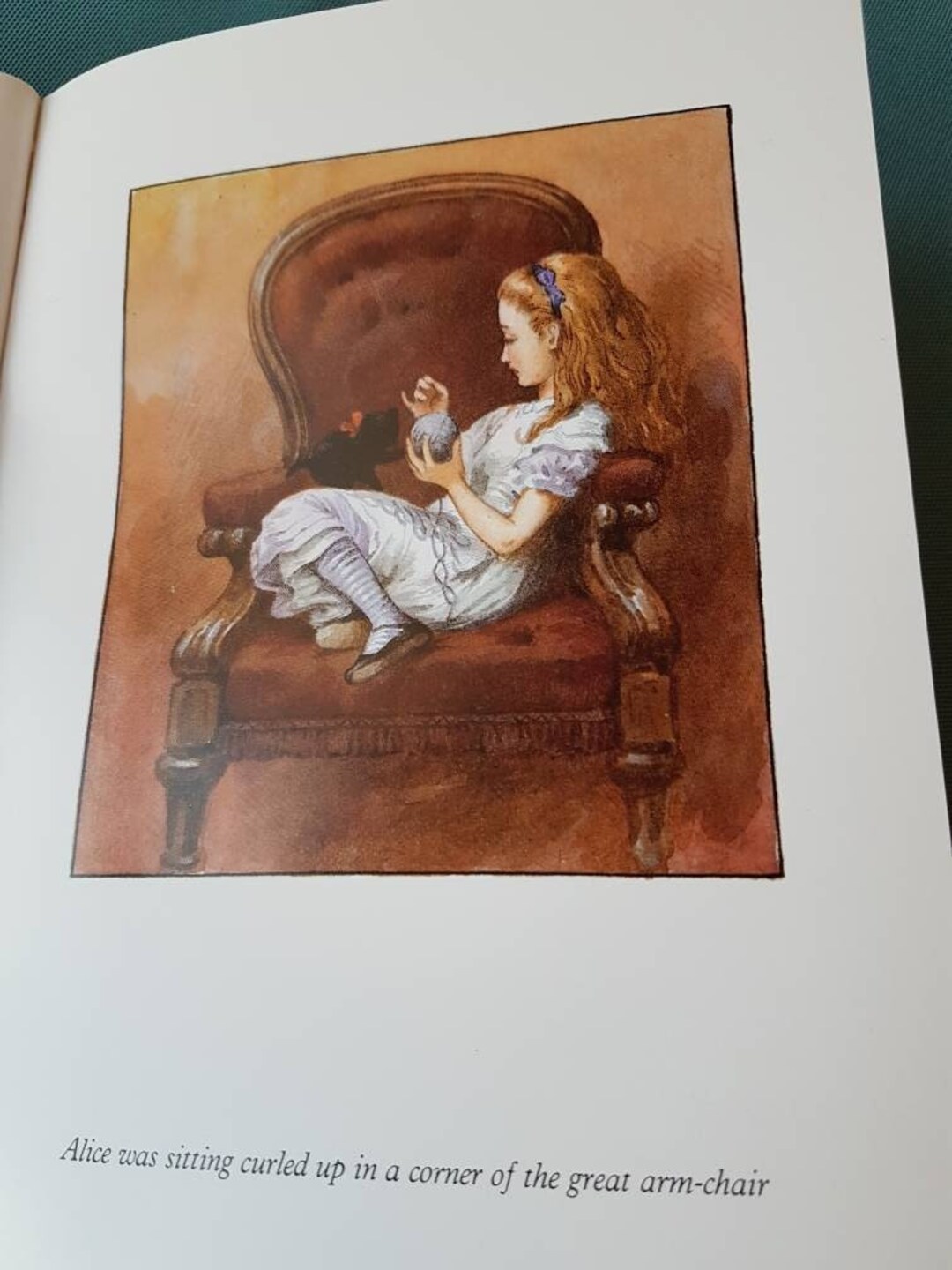 ヴィンテージ『鏡の国のアリス』本：ジョン・テニエルの挿絵、1992年