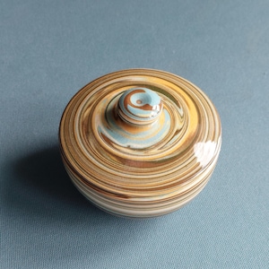 Pote de cerâmica artesanal decorado com tampa - Ideal para condimentos/doces, pequenos objetos ou para uso em penteadeira - 10 cm de diâmetro.