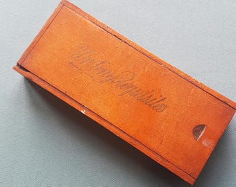 Vintage brevpapperslåda i trä – inskriptionen "Skrivmaterial", skjutbart lock
