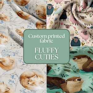 Peut inclure: Tissu imprimé personnalisé avec différents motifs d'animaux. Le tissu présente des renards endormis, des moutons et des loutres dans un design fantaisiste. Le texte "FLUFFY CUTIES" est affiché sur un fond vert.