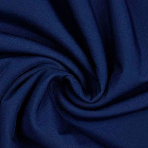 Könnte beinhalten: Nahaufnahme eines tiefblauen Stoffes mit glatter Textur. Der Stoff ist gefaltet und drapiert und zeigt seine weiche und fließende Beschaffenheit.