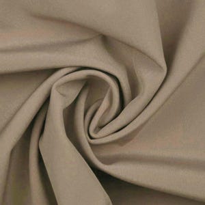 Pode incluir: Close-up de um tecido bege com dobras suaves e um aspeto texturizado. O tecido é de cor sólida, com variações subtis de tom devido às dobras. O material parece liso e fluido, adequado para vestuário ou decoração de interiores.