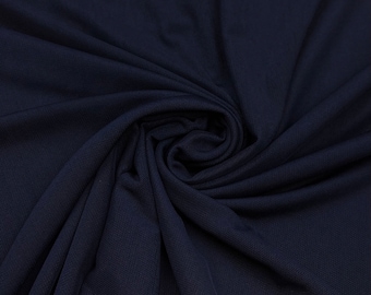 Può includere: Primo piano di un tessuto blu navy, con una trama fitta e sottile. Il tessuto è drappeggiato e arricciato, creando ombre e riflessi. Il colore blu scuro è uniforme, suggerendo un tessuto di alta qualità.