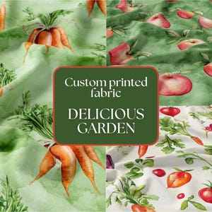 Puede incluir: Tela estampada personalizada con un diseño de acuarela con zanahorias, manzanas y tomates. La tela tiene un fondo verde claro con el texto "DELICIOUS GARDEN" en un recuadro verde oscuro. Adecuado para varios proyectos de manualidades.