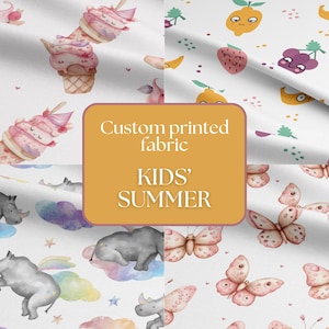 Könnte beinhalten: Vier verschiedene Stoffdesigns mit bunten Illustrationen. Das erste Design zeigt rosa und weiße Eiswaffeln mit einer Erdbeere oben drauf. Das zweite Design zeigt eine Vielzahl von Früchten mit Gesichtern, darunter Zitronen, Bananen und Erdbeeren. Das dritte Design zeigt graue Nashörner mit Regenbogenflügeln auf weißem Hintergrund mit Sternen. Das vierte Design zeigt rosa Schmetterlinge mit weißen Punkten auf weißem Hintergrund mit rosa Herzen.