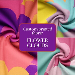 Könnte beinhalten: Nahaufnahme eines bunten Stoffes mit einem Blumenwolkenmuster. Der Stoff ist gefaltet und zeigt verschiedene Farben, darunter Lila, Rosa, Gelb und Blau. Der Text "Custom printed fabric FLOWER CLOUDS" ist in der Mitte des Bildes sichtbar.