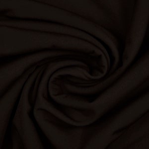 Peut inclure: Gros plan sur un tissu marron foncé avec un motif tourbillonnant. Le tissu semble doux et fluide, avec des reflets et des ombres subtils qui mettent en valeur sa texture. L'effet général est celui de la profondeur et du mouvement.