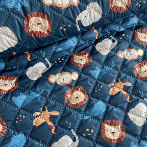Tessuto imbottito trapuntato per abbigliamento esterno/Animali su jeans blu/Superficie idrorepellente/Trapuntatura ad ultrasuoni, ovatta di silicone/Venduto a mezzo metro