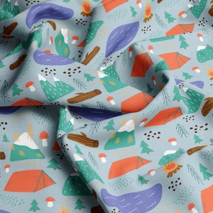 Peut inclure: Un tissu bleu et vert avec un motif répété d'illustrations sur le thème du camping. Le motif comprend des tentes, des montagnes, des arbres, des feux de camp et des lacs.