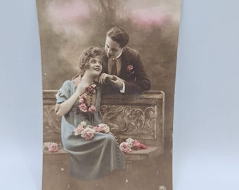 Vintage franskt vykort romantiskt par blommiga accenter handskrivet 1919 Paris charmigt