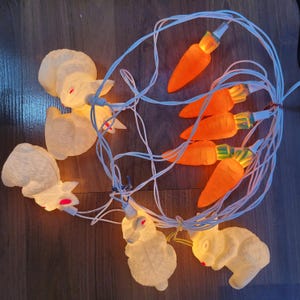 Guirnalda de luces vintage de conejito de Pascua y zanahoria, de plástico moldeado por soplado, decoración en tonos pastel.
