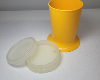Coperchi con beccuccio per bicchieri per bambini Tupperware vintage con motivo floreale giallo 1318-8 e base appesantita