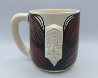 Taza Tiki vintage de Maui con diseño de hoja marrón y rostro en relieve. Vajilla de colección.