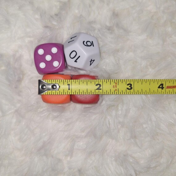 Lot de 12 grands dés de 25 mm avec base blanche et pois colorés pour une lecture facile, jeux de société, enseignement des mathématiques, essentiels de soirée de jeu