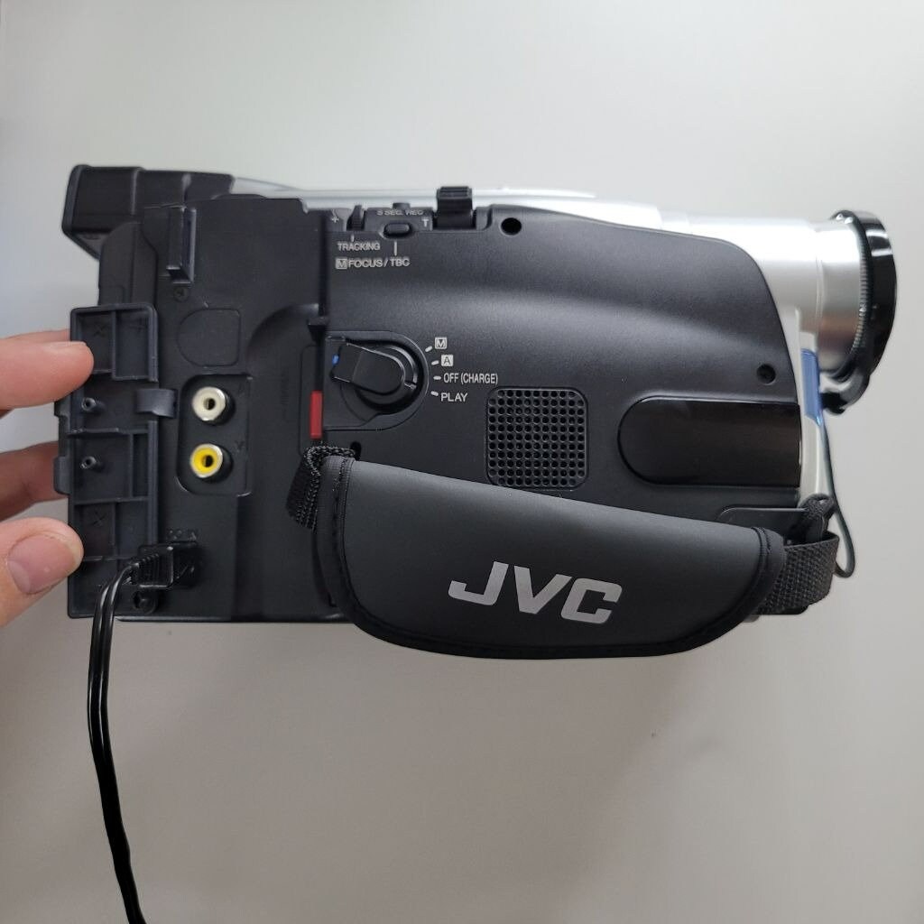 JVC Compact VHS Camcorder GR AXM18U Silver With Bag Cords Tapes Vintage
