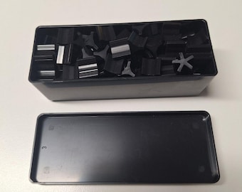 Caja de plástico con piezas de repuesto y fichas para el juego de mesa Black Castle Risk 1990