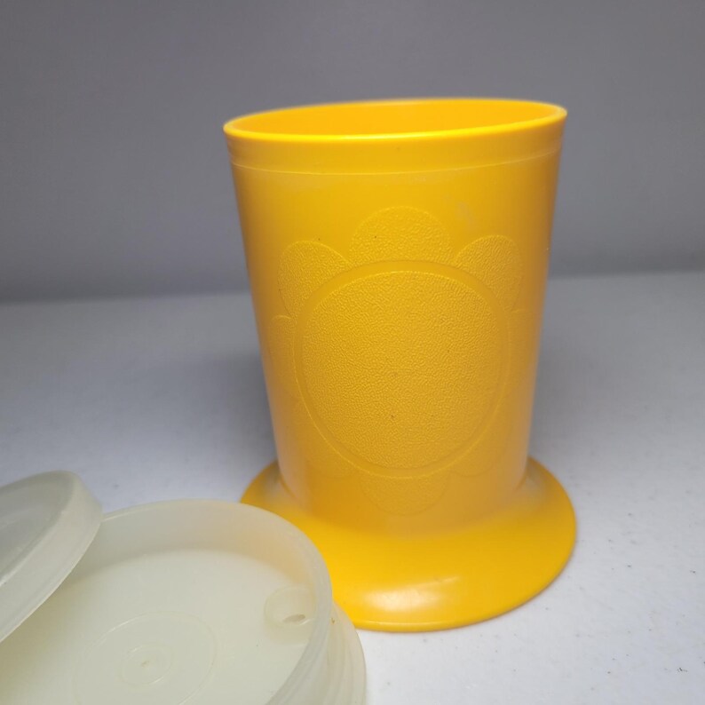 Vintage Tupperware Kids Cup Sippy Lids Yellow Flower 1318-8 Weighted Base image 3