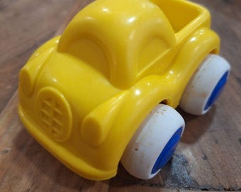 Camioneta Viking Toys con ruedas de goma amarillas, juguete vintage de plástico.