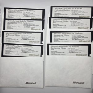 Puede incluir: Una colección de ocho disquetes de 3,5 pulgadas en blanco y negro para Microsoft Visual Basic for Windows, Professional Edition, Version 2.0. Cada disquete tiene instrucciones de instalación y viene en una funda de papel blanco con el logo.