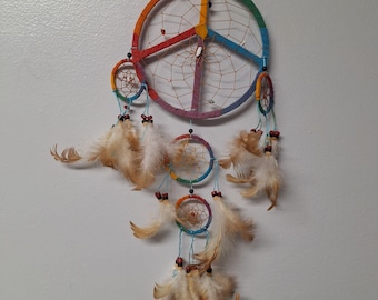 Atrapasueños arcoíris con símbolo de la paz, plumas y cuentas, hecho a mano, estilo bohemio, tradiciones nativas.
