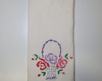 Paño de cocina vintage bordado a mano con cesta floral, blanco, rosa y morado.