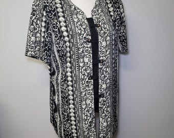 Blusa L L Martin con hombreras, estilo vintage, talla 12, color negro y blanco, estampado geométrico en espiral.