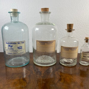 frascos de farmacia; 4 muy bonitas botellas antiguas de boticario decorativas