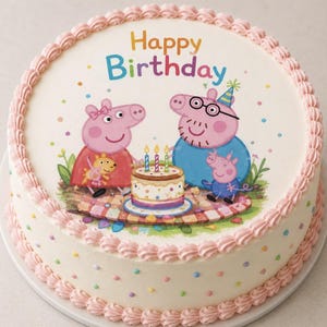 Könnte beinhalten: Ein runder Kuchen mit weißer Glasur, rosa Tupfenbordüren und bunten Streuseln. Oben steht der Text Happy Birthday sowie eine Illustration von Peppa Wutz, Papa Wutz und George Wutz um einen kleinen Kuchen mit drei brennenden Kerzen herum.